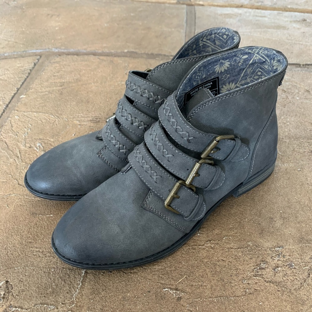Roxy Gray Buckle Boots